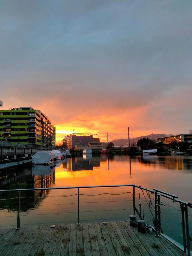 Waterside Living - Hausboot Linz Hotel Bagian luar foto